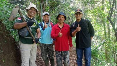 Para kru dan aktivis Profauna Indonesia. Ketua Profauna Indonesia, Rosek Nursahid (paling kiri). (Foto: Dokumen/Profauna)