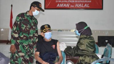 Purnawirawan TNI AD mendapat vaksinasi Covid-19 dengan merk AstraZeneca di Kodim Pasuruan. (Foto: Kodim Pasuruan)