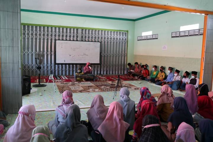 Proses kegiatan pondok Ramadhan di sekolah di Tuban yang telah menggunakan sistem tatap muka. Rencananya sekolah tatap muka dilakukan pada tahun ajaran baru mendatang. (Foto: Mochamad Abdurrochim/Tugu Jatim)