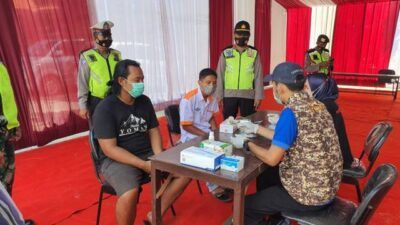 Petugas dari Dinas Kesehatan (Dinkes) Tuban saat memperiksa kesehatan masyarakat yang nekat bepergian dan mudik lebaran Idul Fitri. (Foto: Humas Pemkab Tuban)