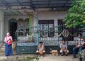 Suasana rumah tempat tinggal terduga teroris yang diamankan Densus 88 di Desa Rengel, Kecamatan Rengel, Kabupaten Tuban. (Foto: Mochamad Abdurrochim/Tugu Jatim)