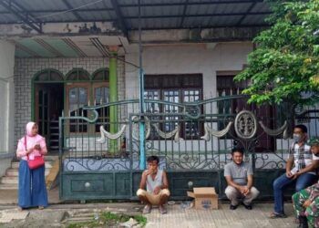 Suasana rumah tempat tinggal terduga teroris yang diamankan Densus 88 di Desa Rengel, Kecamatan Rengel, Kabupaten Tuban. (Foto: Mochamad Abdurrochim/Tugu Jatim)