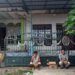 Suasana rumah tempat tinggal terduga teroris yang diamankan Densus 88 di Desa Rengel, Kecamatan Rengel, Kabupaten Tuban. (Foto: Mochamad Abdurrochim/Tugu Jatim)