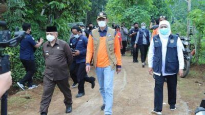 Dari kiri, Bupati Malang, Sanusi, Kepala BNPB Doni Monardo, dan Gubernur Jatim, Khofifah Indar Parawansa saat meninjau lokasi terdampak gempa Malang. (Foto: Rizal Adhi Pratama/Tugu Malang/Tugu Jatim)