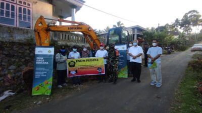 Senior Manager Public Relation & CSR Semen Indonesia Setiawan Prasetyo bersama Satgas Penanganan Bencana Kementrian ESDM menyerahkan bantuan alat berat untuk penanganan pasca-gempa di Kabupaten Malang. (Foto: Dokumen/Semen Indonesia)