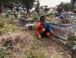 Dian Kurniawan (8), bocah pemburu rejeki di kuburan TPU Kutobedah, Kota Malang. (Foto: M Ulul Azmy/Tugu Malang/Tugu Jatim)