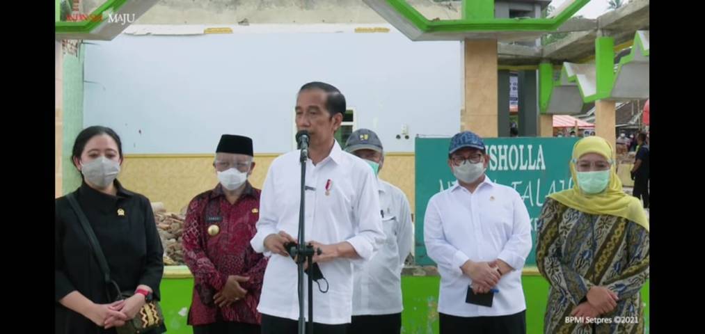 Presiden Joko Widodo (Jokowi) ketika meninjau korban gempa di Desa Majang Tengah, Kecamatan Dampit, Kabupaten Malang, Kamis (29/4/2021). (Foto: YouTube/Sekretariat Presiden)