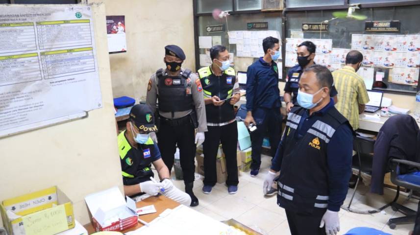 Jajaran petugas dari Polres Tuban, BNNK Tuban ketika melakukan pengecekan narkoba melalui tes urine terhadap para sopir truk di Tuban. (Foto: Humas Polres Tuban)