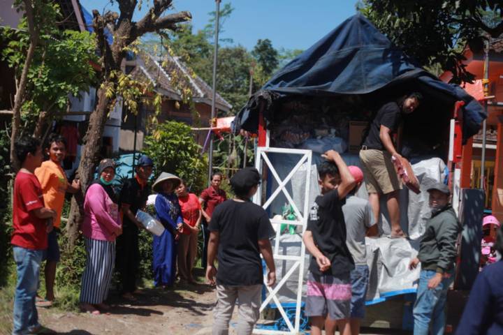 Masyarakat menyambut bantuan Tugu Media di Desa Majang Tengah Kecamatan Dampit. (Foto: Bayu Eka/Tugu Malang/Tugu Jatim)