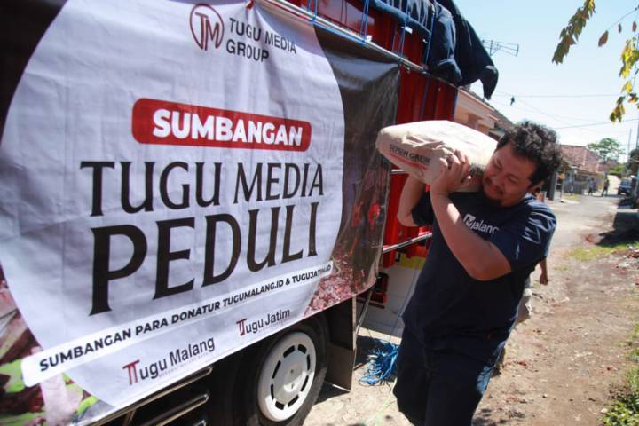 CEO Tugu Media Group, Irham Thoriq ketika ikut membantu menyalurkan bantuan dari pembaca Tugumalang.id dan Tugujatim.id ke para korban gempa Malang di Kecamatan Dampit, Kabupaten Malang, Selasa (27/4/2021). (Foto: Bayu Eka/Tugu Malang/Tugu Jatim)