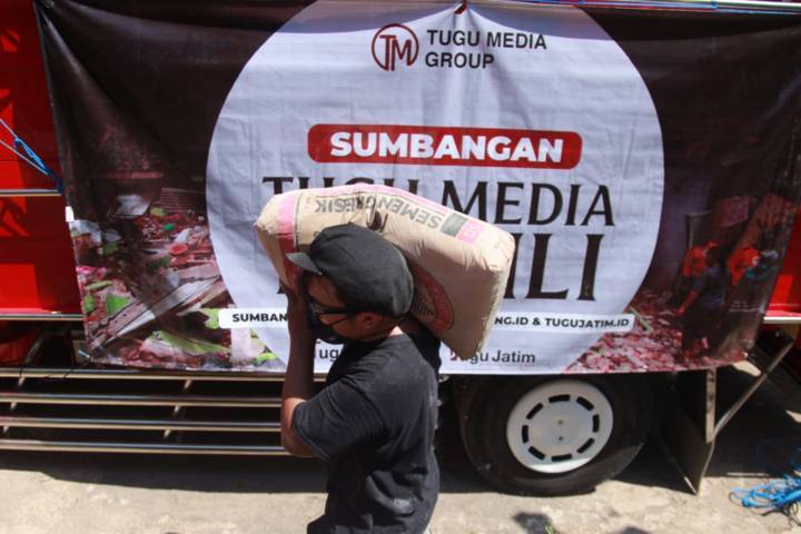 Kru dari Tugu Media Group tak hanya membawa sembako, tetapi juga semen untuk membantu rumah warga yang rusak. (Foto: Bayu Eka/Tugu Malang/Tugu Jatim)