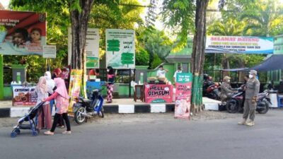 Sederet penjual takjil dadakan di Jalan Sunan Kalijaga, Kelurahan Latsari, Kabupaten Tuban yang mendadak ramai. (Foto: Mochamad Abdurrochim/Tugu Jatim)