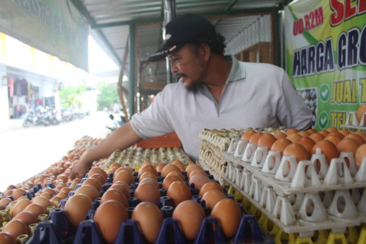Salah satu penjual telur ayam di Pasar Tradisional Setono Betek, Kota Kediri. (Foto: Rino Hayyu Setyo/Tugu Jatim)