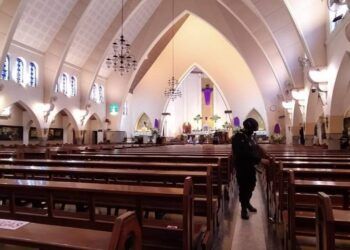 Tim Jihandak Detasemen Gegana Polda Jatim saat melakukan sterilisasi di Gereja Karmel (Katedral Ijen), Kamis (1/4/2021). (Foto : Azmy/Tugu Malang/Tugu Jatim)