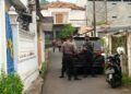Suasana penggeledahan yang dilakukan pihak kepolisian di rumah terduga teroris di Rengel, Tuban. (Foto: Mochamad Abdurrochim/Tugu Jatim)