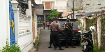 Suasana penggeledahan yang dilakukan pihak kepolisian di rumah terduga teroris di Rengel, Tuban. (Foto: Mochamad Abdurrochim/Tugu Jatim)