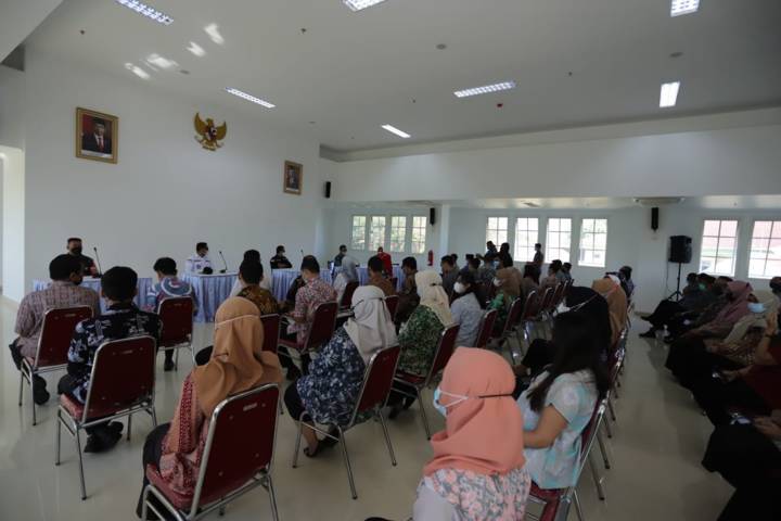 Para ASN di lingkungan Pemkot Malang yang menunggu untuk dites urine. Tes ini dilakukan untuk menangkal penyalahgunaan narkotika di kalangan ASN Pemkot Malang. (Foto: Pemkot Malang)