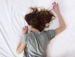6 Bahaya Langsung Tidur setelah Makan Sahur bagi Kesehatan Tubuh
