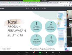 Wardah Malang berbagi tip untuk merawat kulit sehat dengan cara sederhana di gelaran acara Tugu Media Group x Paragon Goes To School di SMAN 1 Pagak. (Foto: Feni Yusnia/Tugu Malang/Tugu Jatim)