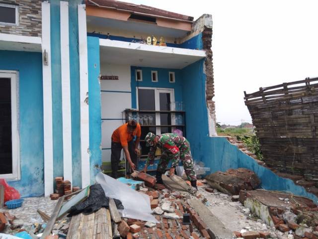 Para personel TNI dari Kodim Pasuruan melakukan Karya Bakti pasca-puting beliung di Kecamatan Bangil, Pasuruan. (Foto: Kodim Pasuruan)