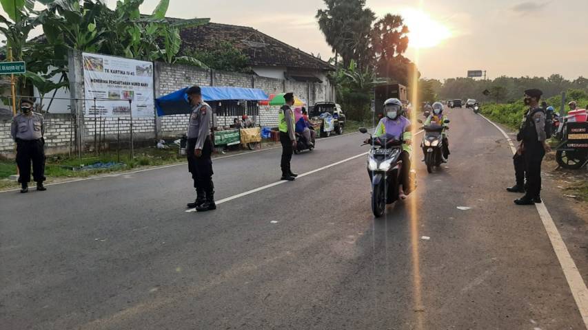 Jajaran Saltantas dan Sabhara Polres Tuban saat melakukan patroli ansipasi balap liar di bulan Ramadhan. (Foto: Humas Polres Tuban)