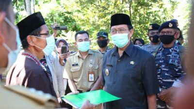 Bupati Tuban, H. Fathul Huda ketika mengunjungi rumah duka KLS ISY Raditaka Margiansyah (26) di Desa Kesamben, Kecamatan Plumpang, Kabupaten Tuban. (Foto: Pemkab Tuban)