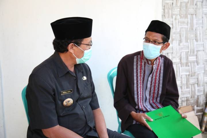 Bupati Tuban, H. Fathul Huda ketika mengunjungi rumah duka KLS ISY Raditaka Margiansyah (26) di Desa Kesamben, Kecamatan Plumpang, Kabupaten Tuban. (Foto: Pemkab Tuban)