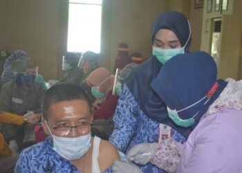 Wakil Wali Kota Batu, Punjul Santoso menjalani vaksinasi Covid-19 beberapa waktu lalu. (Foto: Dokumen/Tugu Malang)