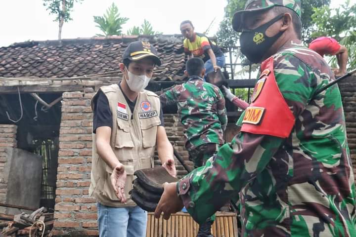 Wakil Bupati Trenggalek bersama Dandim 0806 Melaksanakan Gotong Royong di Rumah Masyarakat. (Foto: M Zamzuri/Tugu Jatim)