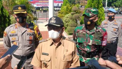 Wakil Bupati, Tuban Noor Nahar Husein saat dikonfirmasi awak media terkait dispensasi larangan mudik yang berlaku bagi para santri. (Foto: Mochamad Abdurrochim/Tugu Jatim)