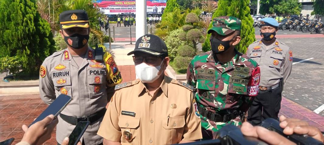 Wakil Bupati, Tuban Noor Nahar Husein saat dikonfirmasi awak media terkait dispensasi larangan mudik yang berlaku bagi para santri. (Foto: Mochamad Abdurrochim/Tugu Jatim)