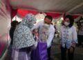 Caption Foto: Wali Kota Surabaya, Eri Cahyadi memberi bingkisan dan/atau penyerahan simbolis sembako kepada pasien di Taman Paliatif, Kamis (01/04/2021) siang. (Foto: Rangga Aji/Tugu Jatim) obat kanker