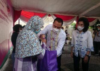 Caption Foto: Wali Kota Surabaya, Eri Cahyadi memberi bingkisan dan/atau penyerahan simbolis sembako kepada pasien di Taman Paliatif, Kamis (01/04/2021) siang. (Foto: Rangga Aji/Tugu Jatim) obat kanker