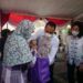 Caption Foto: Wali Kota Surabaya, Eri Cahyadi memberi bingkisan dan/atau penyerahan simbolis sembako kepada pasien di Taman Paliatif, Kamis (01/04/2021) siang. (Foto: Rangga Aji/Tugu Jatim) obat kanker
