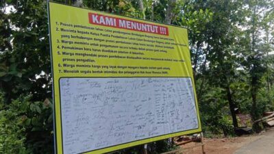 Tuntutan warga Desa Sumurup, Kecamatan Bendungan, Kabupaten Trenggalek berupa tanda tangan. (Foto: M Zamzuri/Tugu Jatim)