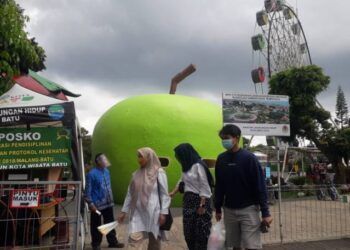 Beberapa pengunjung dan wisatawan tampak mulai berdatangan di Alun-alun Kota Batu. (Foto: M Sholeh/Tugu Malang/Tugu Jatim)