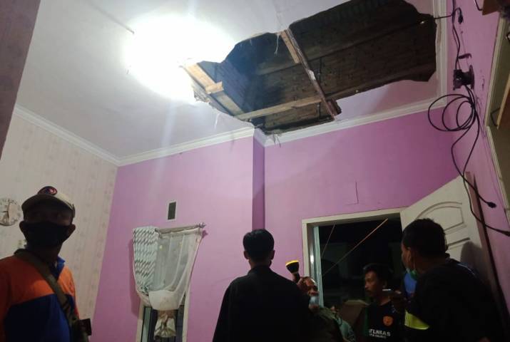 Iwan Sutisna, pemilik rumah, yang menunjukkan atap plafon jebol akibat gempa 6,2 Magnitudo yang mengguncang wilayah Kota Malang, Jumat (21/05/2021). (Foto: Azmy/Tugu Jatim)