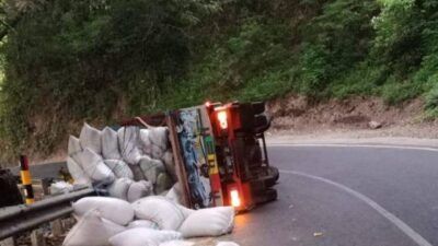 Truk pengangkut gabah terguling di tikungan Jalan Moh. Manan, Kota Batu. (Foto: Istimewa/Tugu Jatim)