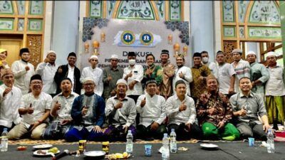 Diskusi di serambi Masjid Jami’ Pondok Pesantren Syekh Abdurrahman Rabah, Sumedangan, Pademawu, Pamekasan, Jumat malam (21/05/2021).(Foto: Dokumen/Tugu Jatim)