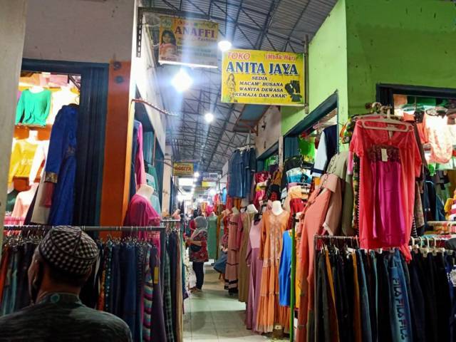 Pedagang di Pasar Babat Lamongan tetap menggelar dagangannya hingga malam hari. (Foto: Mila Arinda/Tugu Jatim)