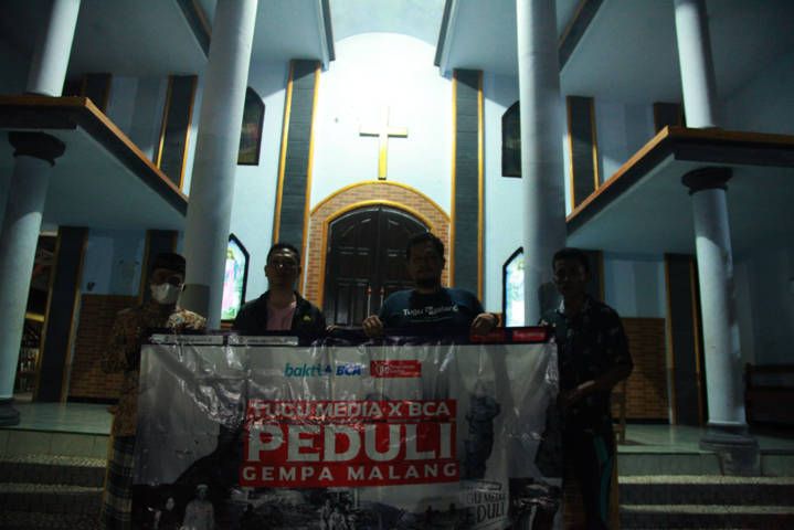 CEO Tugu Media Group bersama tim Tugu Media Peduli X Bakti BCA menyalurkan bantuan di Gereja Kristen Jawi Wetan (GKJW) Balearjo, Desa Purwodadi, Kecamatan Tirtoyudo, Kabupaten Malang.(Foto: Bayu Eka/Tugu Jatim)