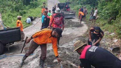 Warga bergotong royong dalam memperbaiki jalan yang rusak. (Foto: Zamz/Tugu Jatim)