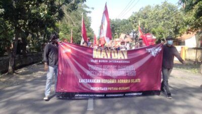 Gerakan Mahasiswa Nasional Indonesia (GMNI) Universitas Negeri Surabaya (Unesa) dalam aksi Hari Buruh Nasional bersama serikat pekerja di depan Disnaker Provinsi Jatim, Sabtu (01/05/2021).(Foto: Rangga Aji/Tugu Jatim)