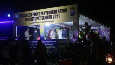 Bupati Trenggalek M. Nur Arifin didampingi Kapolres Trenggalek AKBP Dony Satria Sembiring meninjau tempat penyekatan mudik Lebaran 1442 Hijriah. (Foto: Zamz/Tugu Jatim)