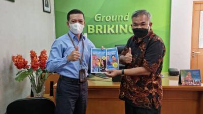 Pakar Komunikasi dan Motivator Nasional Dr Aqua Dwipayana memberikan buku karyanya kepada Pemimpin BRI Cabang Kelapa Gading Arully Irsan. (Foto: Dokumen/Tugu Jatim)