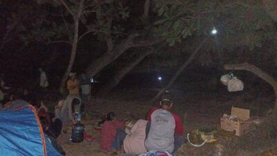 Aktivitas di Pantai Selok Banyu Meneng, Desa Sumberbening, Kecamatan Bantur, Kabupaten Malang, saat terjadi gempa. (Foto: Irham Thoriq/Tugu Jatim)