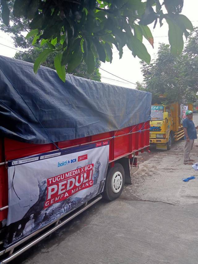 Pemberangkatan 25 truk yang mengangkut saluran donasi Tugu Media Peduli tahap 3 dari Tugu Media Group (tugumalang.id dan tugujatim.id) dan Bank Bank Centra Asia (BCA) yang disalurkan di 4 kecamatan di Kabupaten Malang, Selasa (25/5/2021). (Foto: Dokumen/Tugu Jatim)
