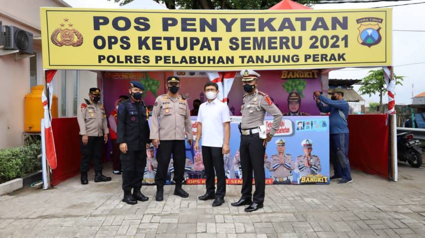 Pos penyekatan Polres Tanjung Perak di Jembatan Suramadu, Sabtu (08/05/2021).(Foto: Rangga Aji/Tugu Jatim)