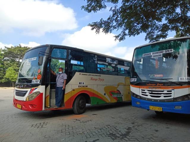 Bus di Terminal Rajekwesi Bojonegoro boleh beroperasional untuk penumpang nonmudik. (Foto: Mila Arinda/Tugu Jatim)