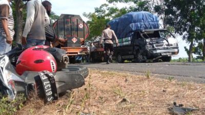 Kecelakaan di Tuban sempat menimbulkan kemacetan di TKP. (Foto: Rochim/Tugu Jatim)